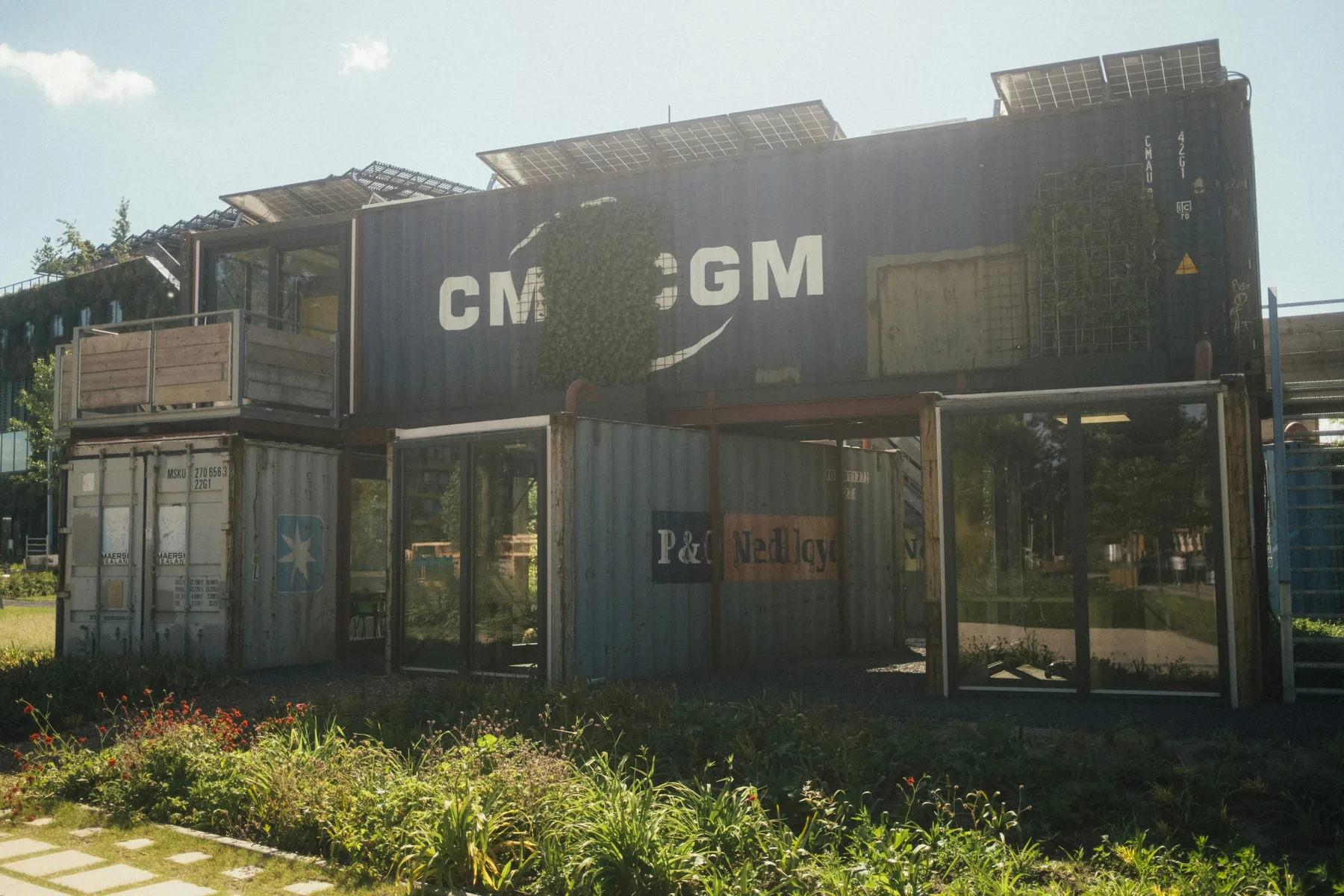Vivienda container de gran formato con paneles solares